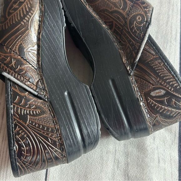 Dansko Professional Tooled Leather Clogs Sz 38 EU (7.5/8 US) Brown Nurse Shoes - Picture 7 of 9